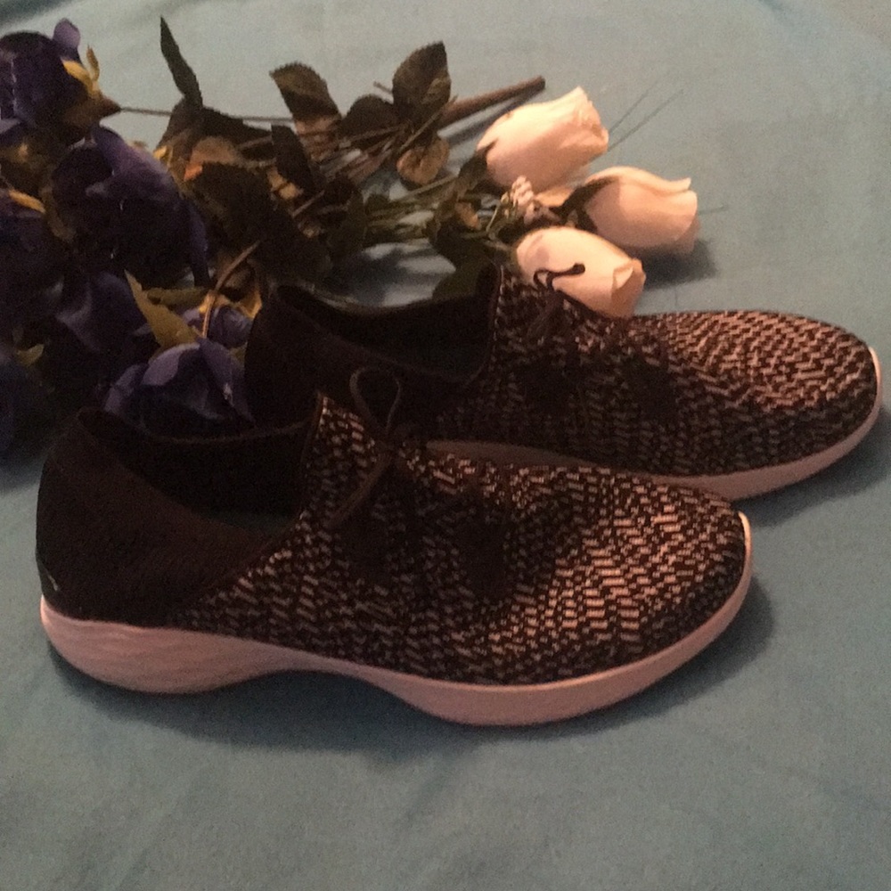 Skechers 9.5 you walk sneakers black New!